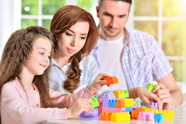 Parents et fille jouer avec des blocs en plastique — Photo