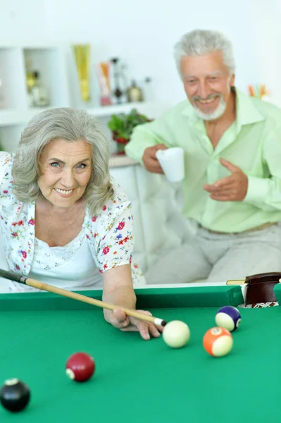 Couple âgé jouant au billard — Photo