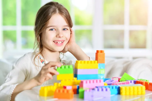 Ragazza carina giocare con i blocchi — Foto Stock