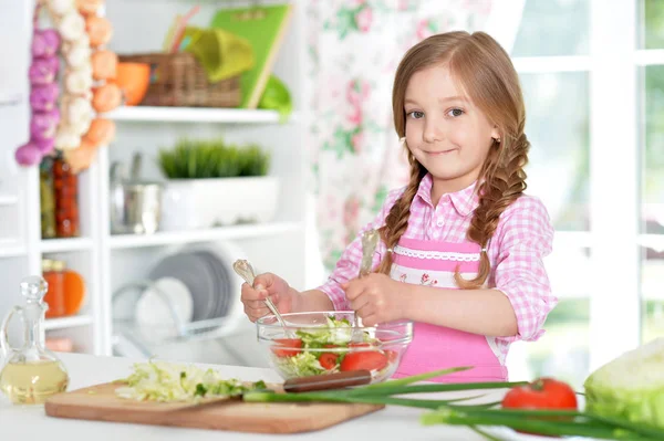Malá holčička připravit zeleninový salát — Stock fotografie