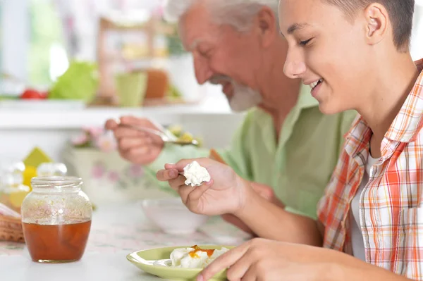 Opa en kleinzoon ontbijten — Stockfoto