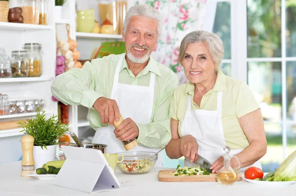 Senior couple preparing dinner — Stock Photo, Image
