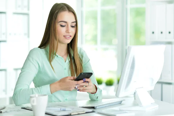 Krásná mladá žena pomocí telefonu — Stock fotografie