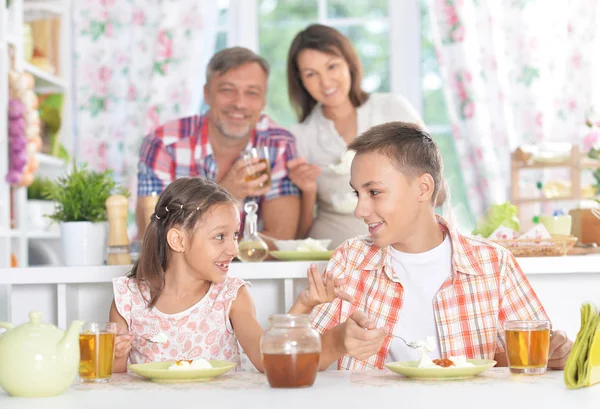 Bror och syster med frukost — Stockfoto