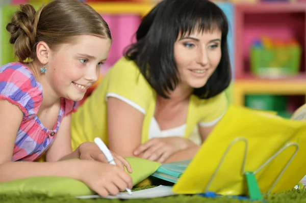 Fille faire des devoirs — Photo