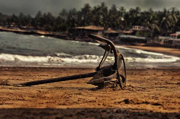 Antiguo ancla en la playa — Foto de Stock