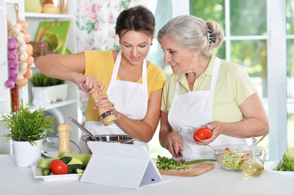 Madre e hija cocinando juntas — Foto de Stock