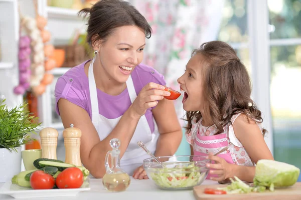 Mother and daughter preparing dinner — Stock Photo, Image