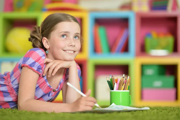 Schattig schoolmeisje doet huiswerk — Stockfoto