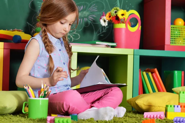 Niña dibujando con lápices —  Fotos de Stock