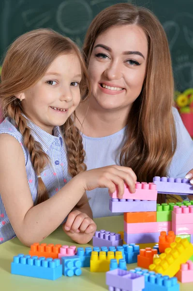 Niña jugando con la madre — Foto de Stock