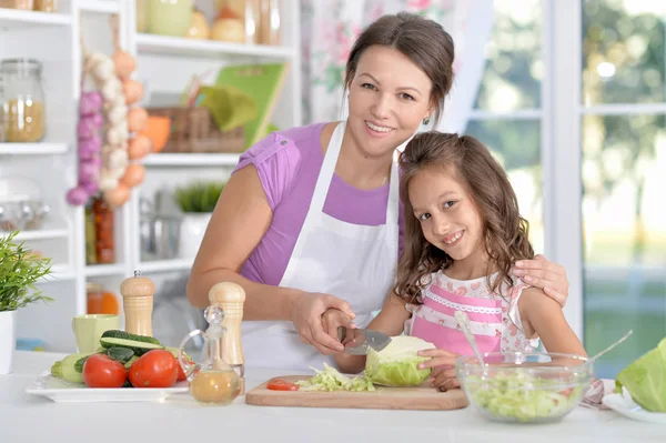 Mutter und Tochter bereiten Abendessen zu — Stockfoto