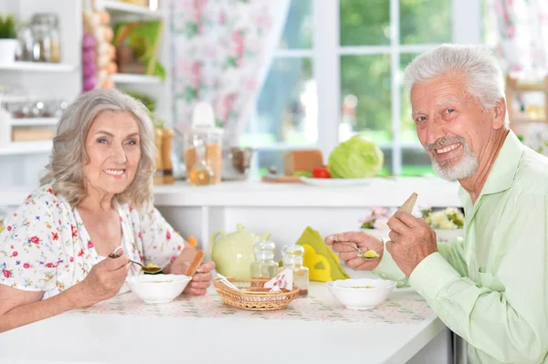 Äldre par måltid — Stockfoto