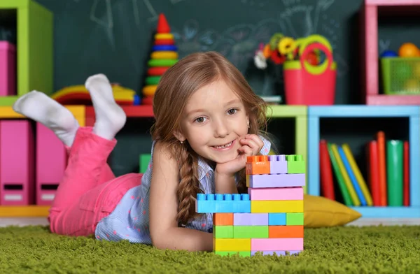 Niña con bloques de plástico de colores — Foto de Stock