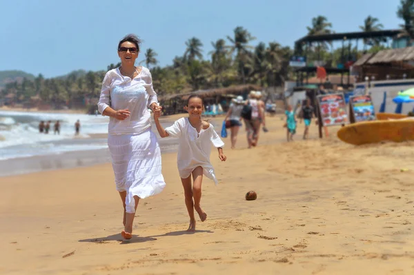 Μητέρα με κόρη στην παραλία — Φωτογραφία Αρχείου