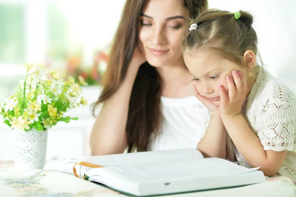 Moeder en dochter lezen — Stockfoto