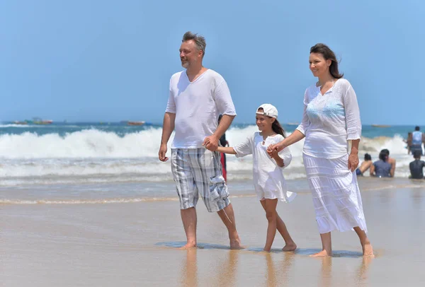 Pais com filha andando na praia — Fotografia de Stock