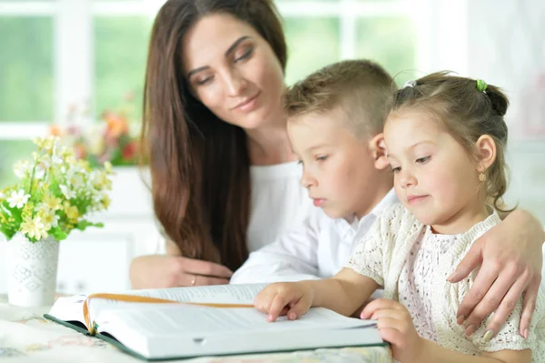 Moeder en kinderen lezen boek — Stockfoto
