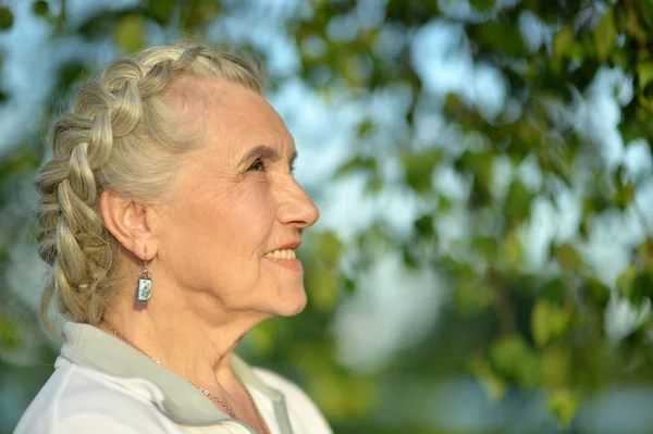 Senior mooie vrouw poseren — Stockfoto