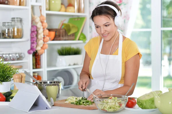 Jonge vrouw voorbereiden diner op keuken — Stockfoto