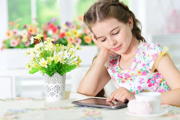 Menina usando tablet — Fotografia de Stock