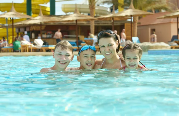 Rodina zábava v bazénu — Stock fotografie