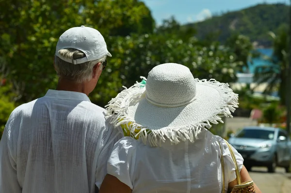 Senior paar knuffelen buiten — Stockfoto