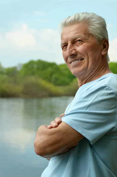 Oudere man in park — Stockfoto