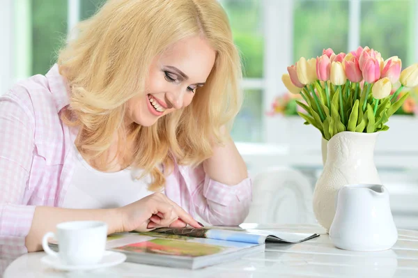 Vrouw lezen tijdschrift — Stockfoto