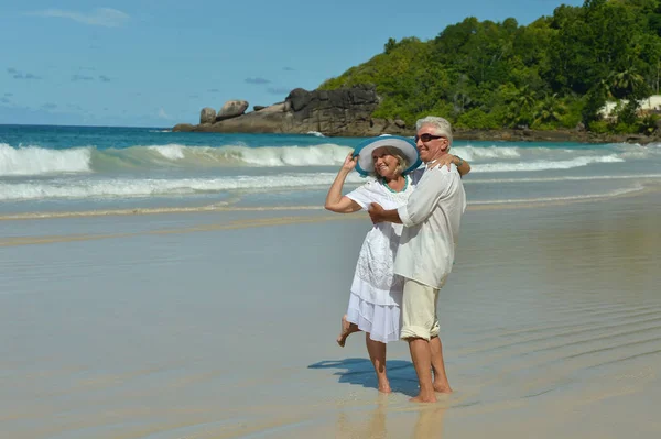 Paar knuffelen op tropisch strand — Stockfoto
