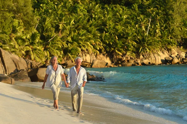 Couple walking on  tropical beach — Stock Photo, Image