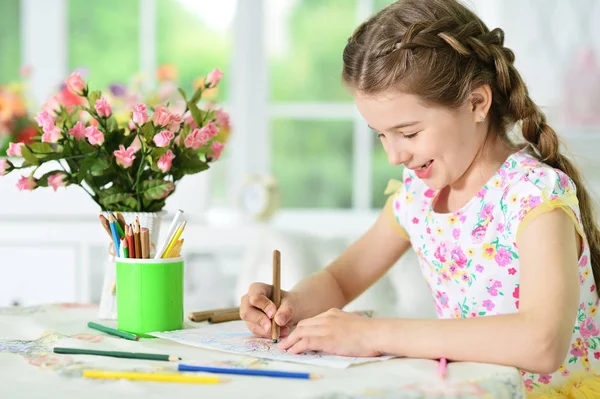 Девушка рисует дома — стоковое фото