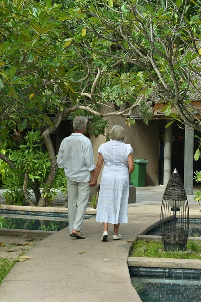 Senior couple near hotel — Stock Photo, Image