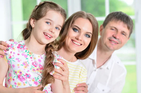 Girl posing with  her parents — Stock Photo, Image