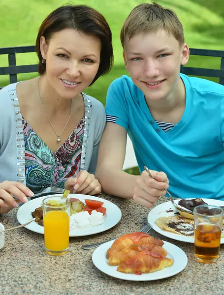 Anne ve oğlu having kahvaltı — Stok fotoğraf