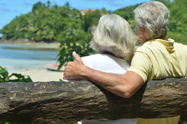 Seniorenpaar auf Holzbank — Stockfoto