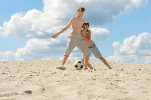 Hermanos jugando fútbol — Foto de Stock