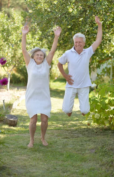 Senior paar springen — Stockfoto