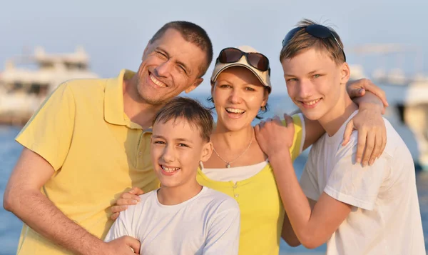 Famiglia in spiaggia in estate — Foto Stock