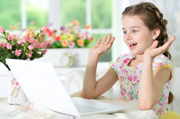 Bambina utilizzando il computer portatile — Foto Stock