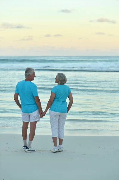 Пара стоїть на пляжі — стокове фото