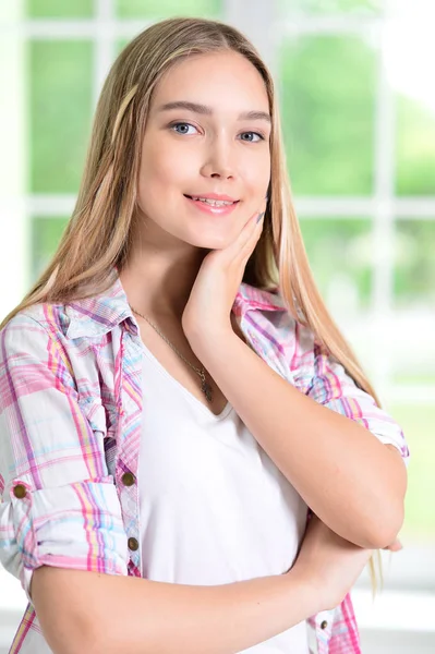 Schöne junge Frau posiert — Stockfoto