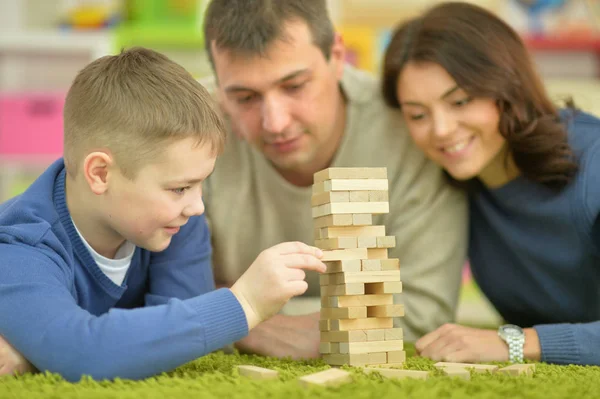 Föräldrar och son med träklossar — Stockfoto