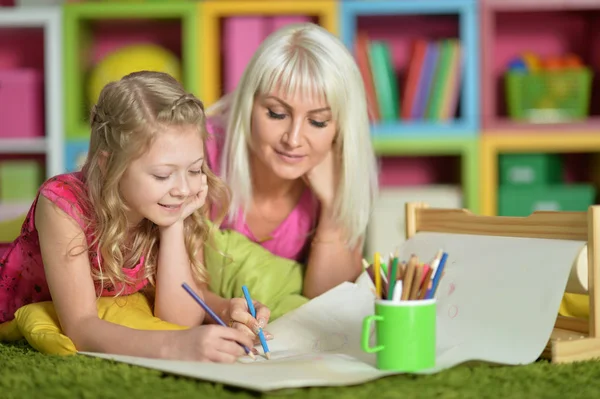 Chica haciendo la tarea — Foto de Stock