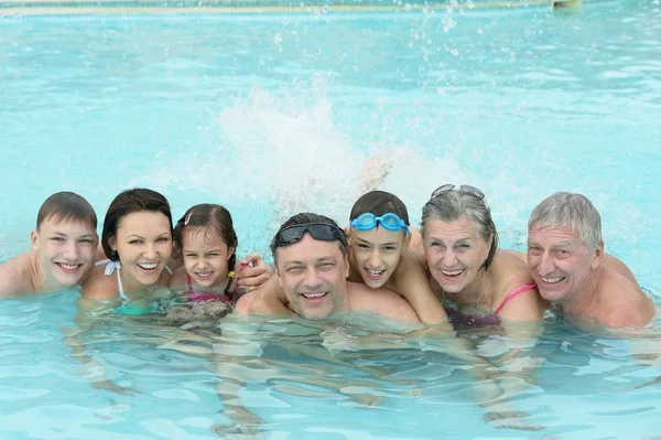 Rodziny relaks w basenie — Zdjęcie stockowe