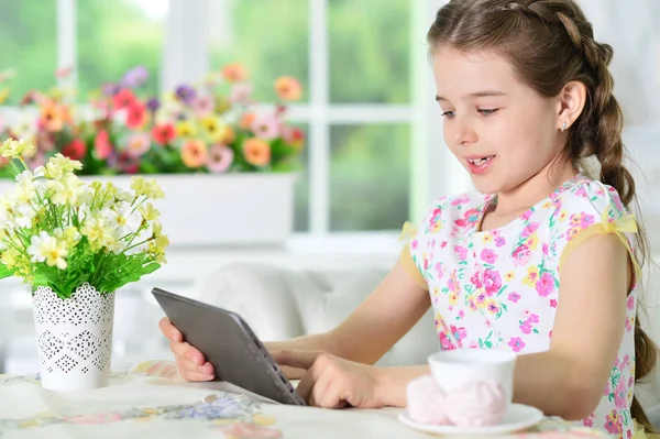 Ragazzina utilizzando tablet — Foto Stock