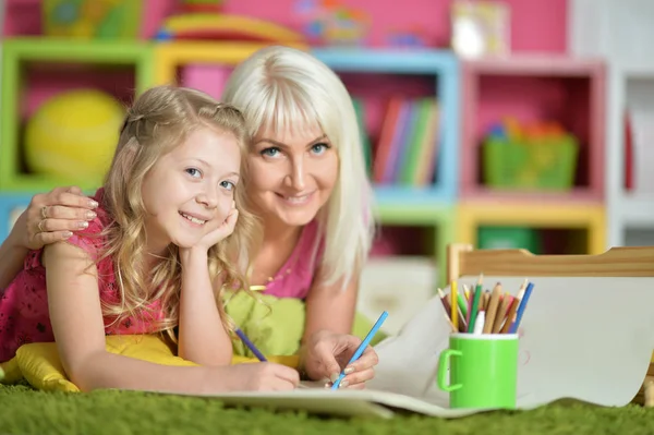 Meisje doet huiswerk — Stockfoto