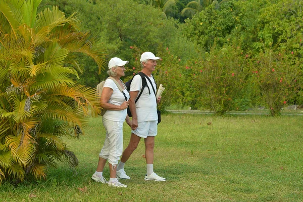 Senior paar met rugzakken — Stockfoto