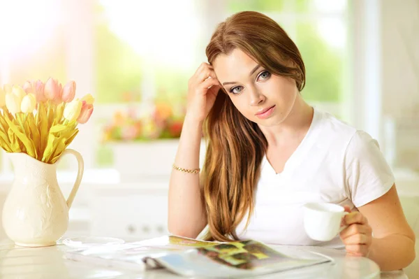 Junge Frau liest — Stockfoto