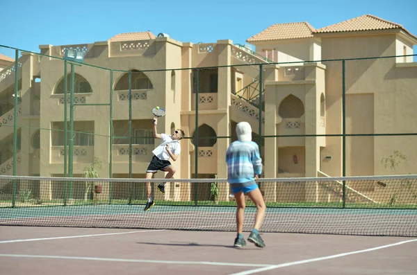 Dois meninos jogando tênis — Fotografia de Stock